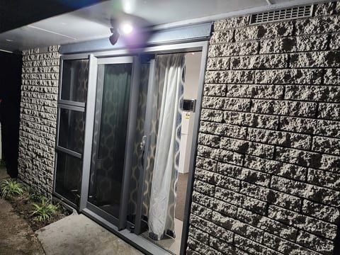 Entire flat next to park, close to Uni, & CBD image 4