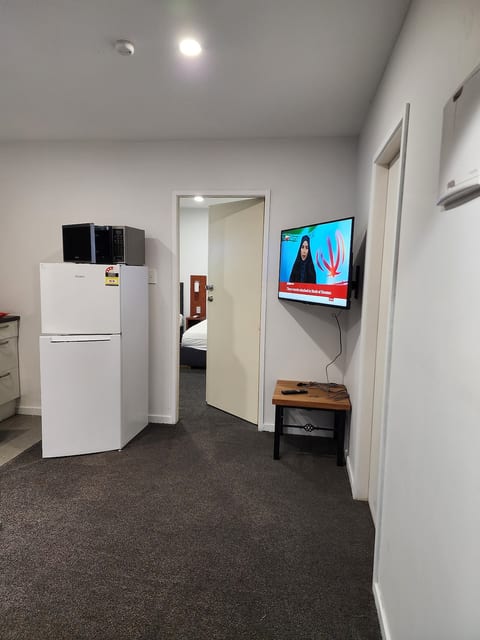Entire flat next to park, close to Uni, & CBD image 5