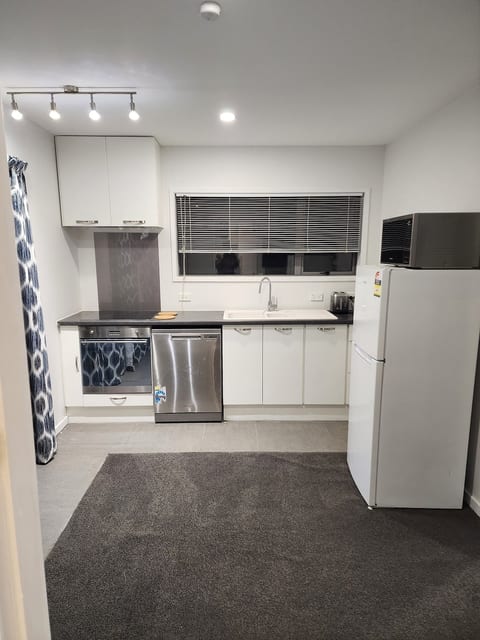 Entire flat next to park, close to Uni, & CBD image 3
