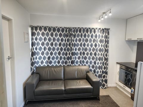 Entire flat next to park, close to Uni, & CBD image 2