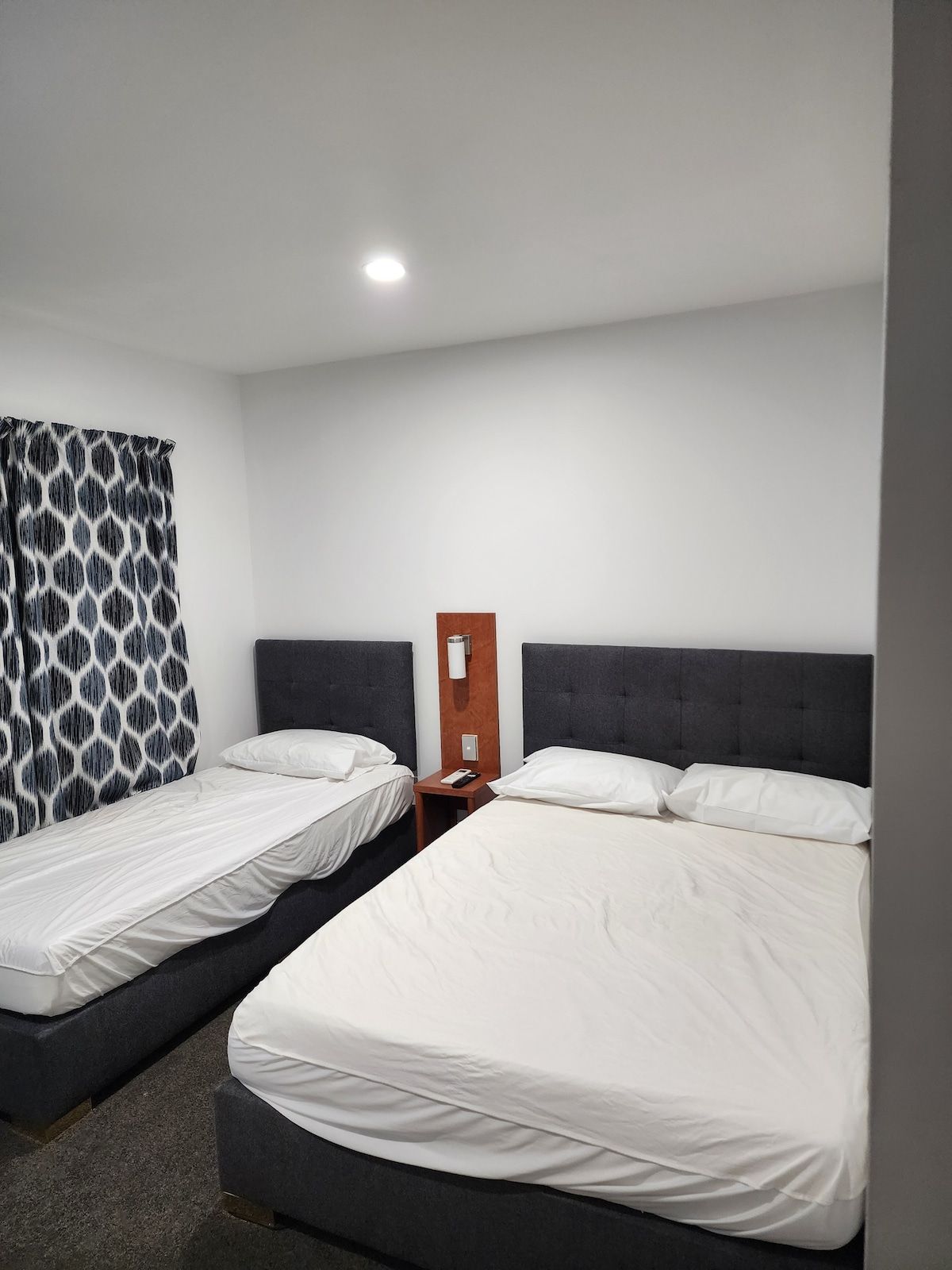 Entire flat next to park, close to Uni, & CBD image 1