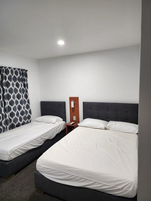 Entire flat next to park, close to Uni, & CBD image 1