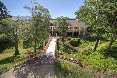 Ashland King studio w/Gym & pool