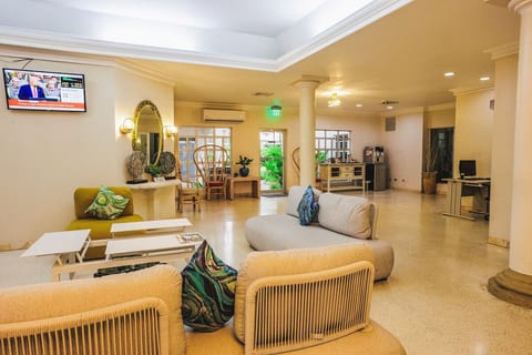 Rockley Beach Queen Suite | Breakfast & Pool image 4