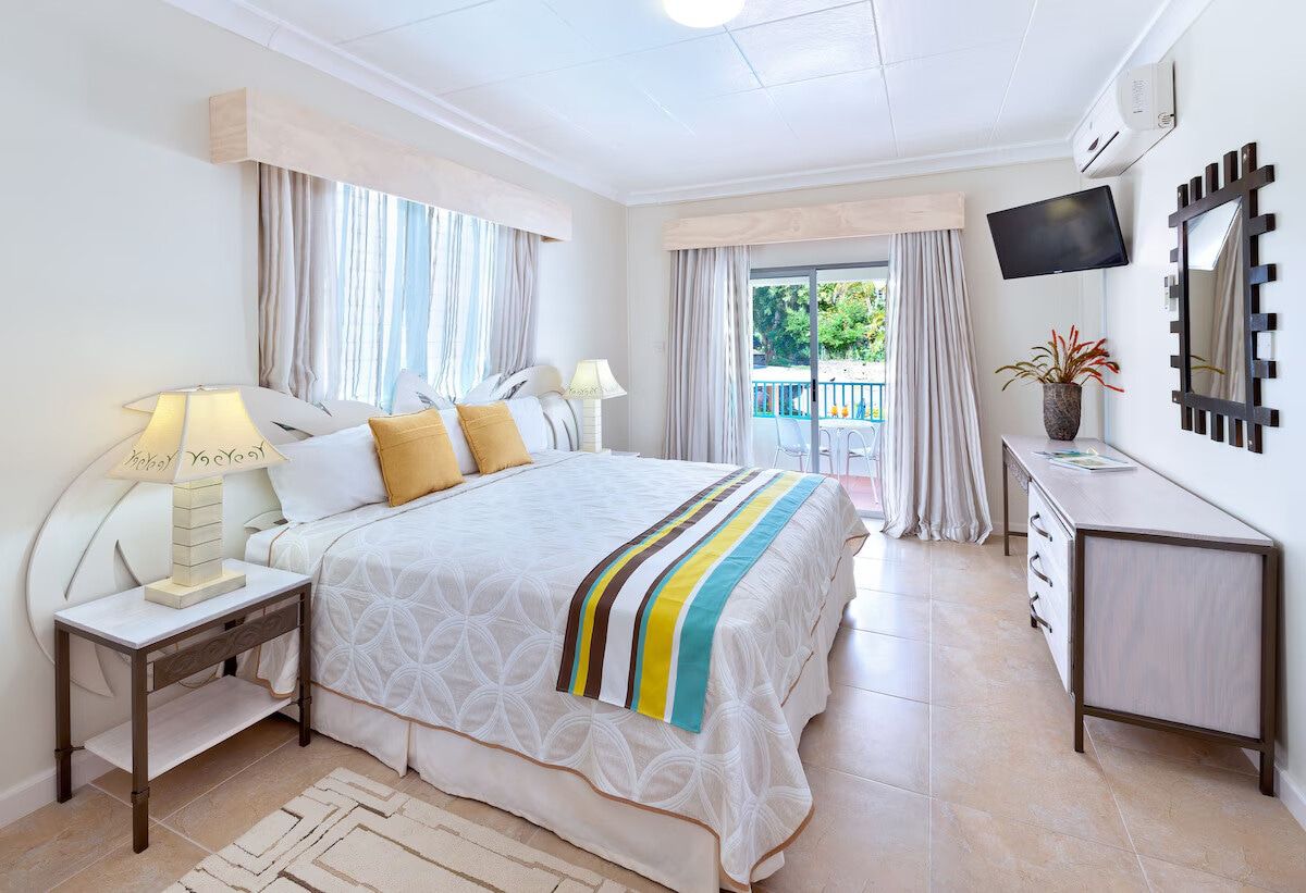 Rockley Beach Queen Suite | Breakfast & Pool image 1