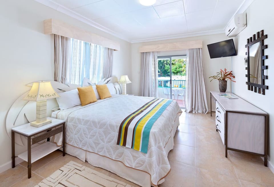 Rockley Beach Queen Suite | Breakfast & Pool image 1