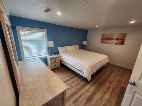 SPI King Suite: Private Beach, Volleyball & Bar