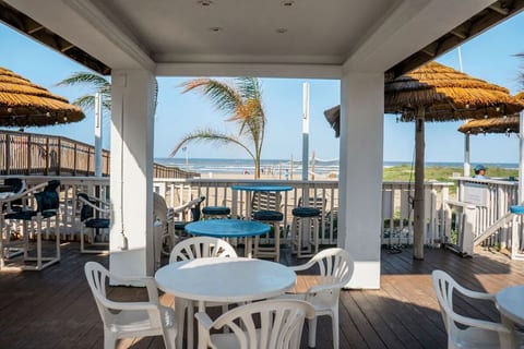 SPI 2 Double Suite:Private Beach, Volleyball & Bar