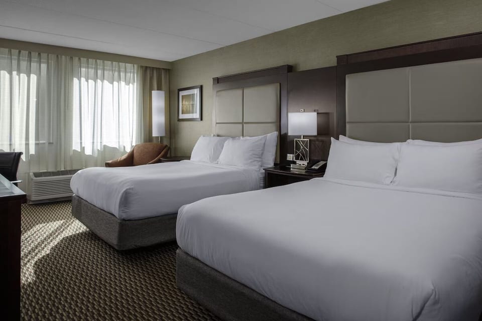 Burlington Mall 2 Queen Room with Pool & Gym image 1