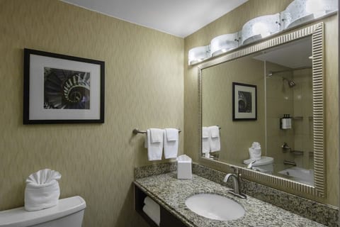Burlington Mall 2 Queen Room with Pool & Gym image 5