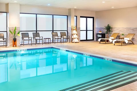 Burlington Mall 2 Queen Room with Pool & Gym image 3