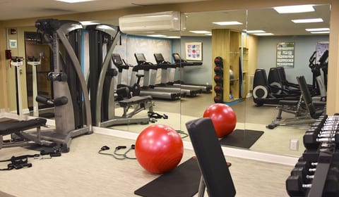 Burlington Mall King Room with Pool & Gym image 4