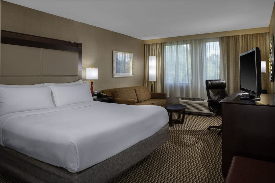 Burlington Mall King Room with Pool & Gym image 1