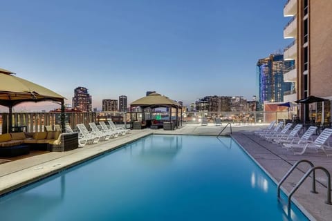 Dallas King Studio with Gym & Roof Top Pool image 4