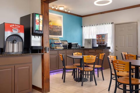 Days Inn Grape Creek 2Queen Suites Pool/breakfast image 5