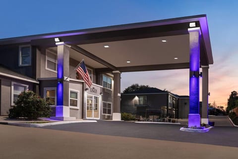 Days Inn Grape Creek 2Queen Suites Pool/breakfast image 2