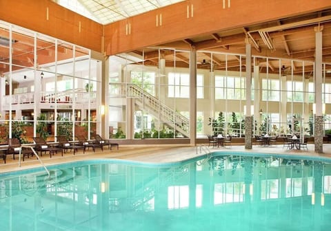 Lake Champlain King Room with Pool & Gym image 3