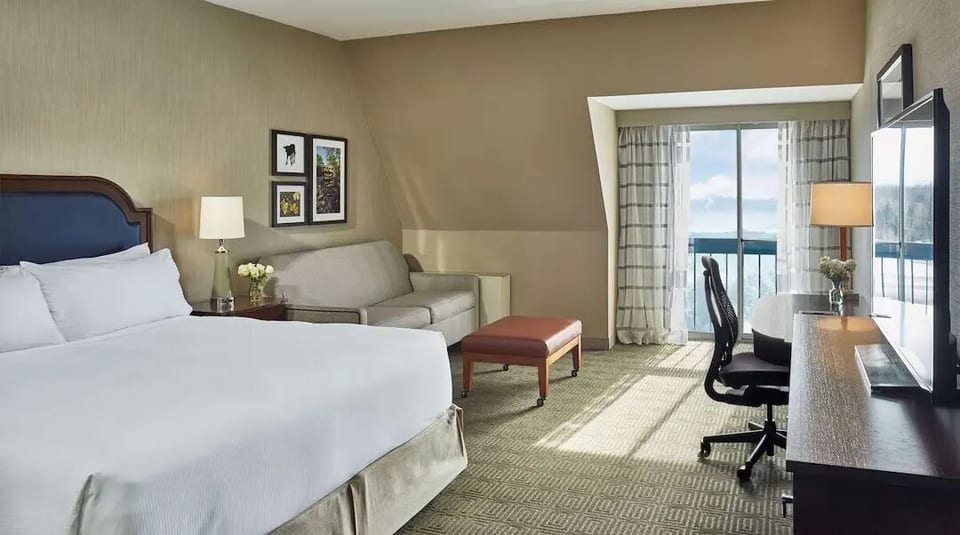 Lake Champlain King Room with Pool & Gym image 1