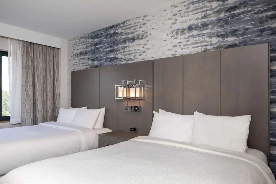 PWM Airport 2 Queens Room | Breakfast, Pool & Gym image 1