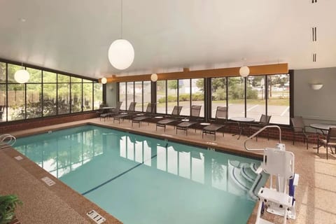 PWM Airport 2 Queens Room | Breakfast, Pool & Gym image 3