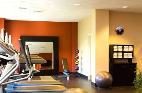 PWM Airport King Room with Breakfast, Pool & Gym image 4