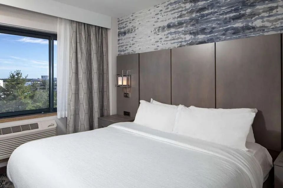 PWM Airport King Room with Breakfast, Pool & Gym image 1