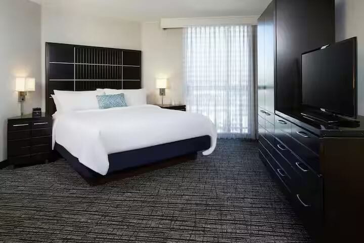 Embassy Suites by Hilton LAX North King Suite image 1