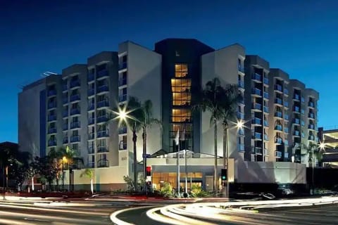 Embassy Suites by Hilton LAX North King Suite image 2
