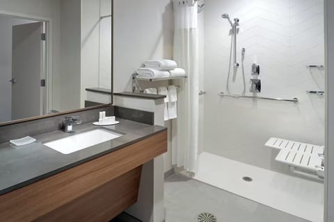Downtown Athens 2 Queen Rm | Breakfast, Pool & Gym image 2