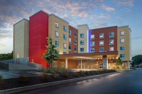 Downtown Athens 2 Queen Rm | Breakfast, Pool & Gym image 3