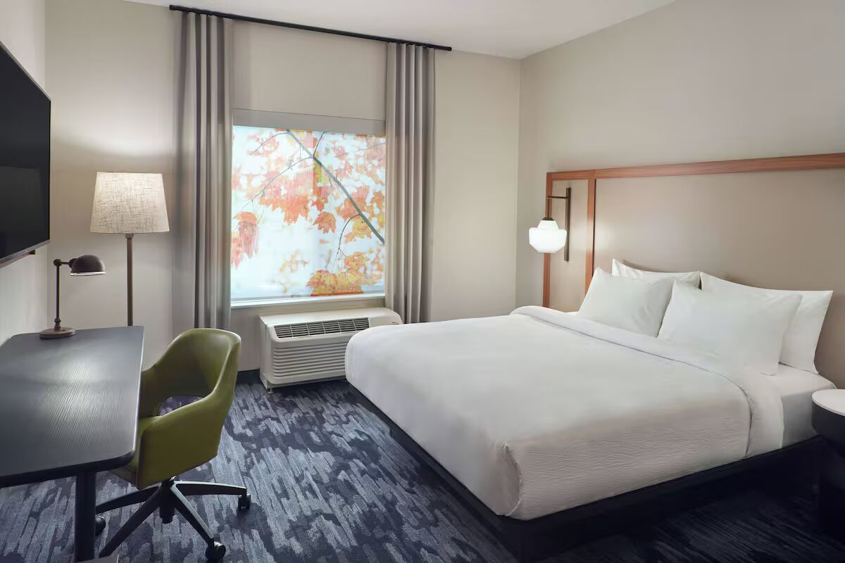 Downtown Athens King Room | Breakfast, Pool & Gym image 1