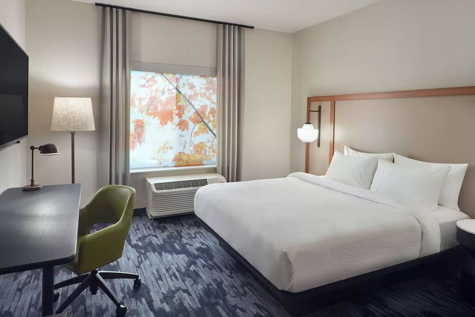 Downtown Athens King Room | Breakfast, Pool & Gym image 1