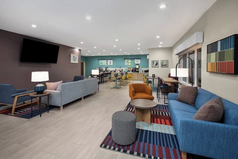 North Hills Lagoon King Room | Breakfast and Gym