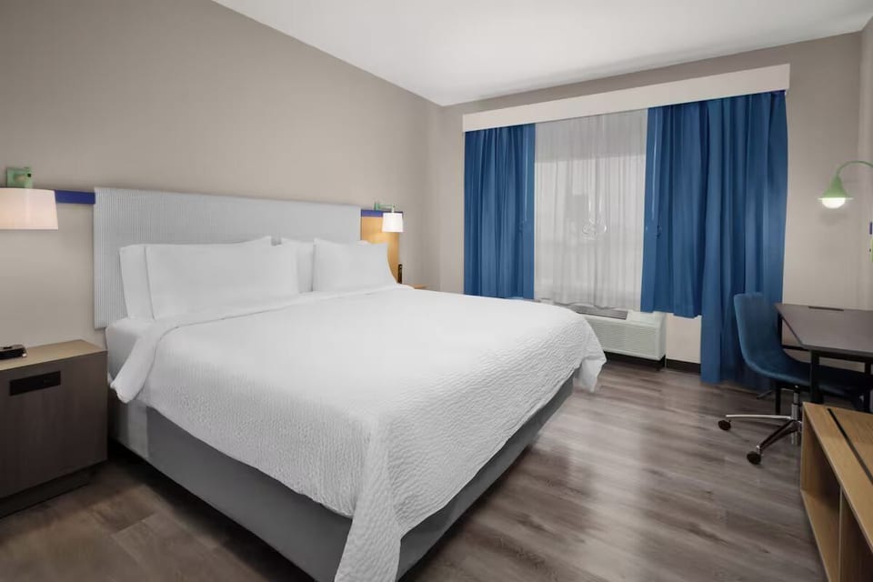 North Hills Lagoon King Room | Breakfast and Gym image 1