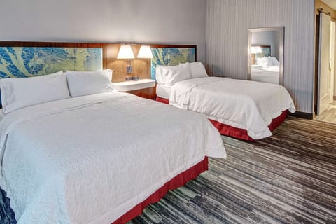 Cardiff Beach 2 Queen Rm w/ Breakfast, Gym & Pool image 2