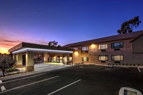 Cardiff Beach 2 Queen Rm w/ Breakfast, Gym & Pool image 1