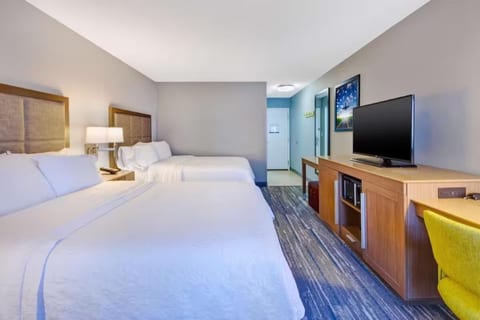Airport CVG 2 Queen Room | Breakfast, Pool & Gym image 2