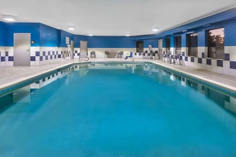 Airport CVG 2 Queen Room | Breakfast, Pool & Gym image 4
