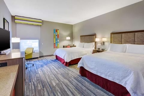 Airport CVG 2 Queen Room | Breakfast, Pool & Gym image 1