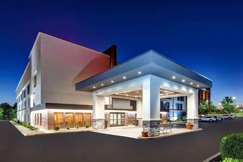 Airport CVG 2 Queen Room | Breakfast, Pool & Gym image 3