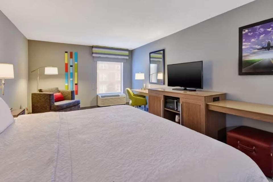 Airport CVG King Room | Breakfast, Pool & Gym image 1