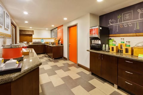 Airport CVG King Room | Breakfast, Pool & Gym image 5