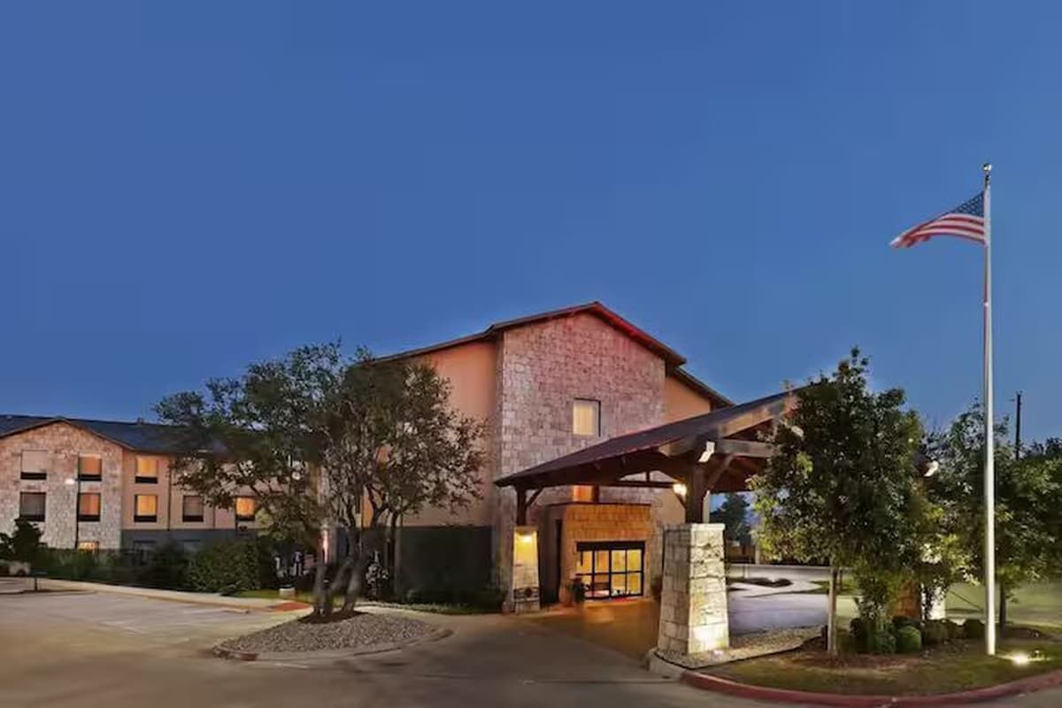 Hampton Inn, Lakeway 2 Queen Studio image 1