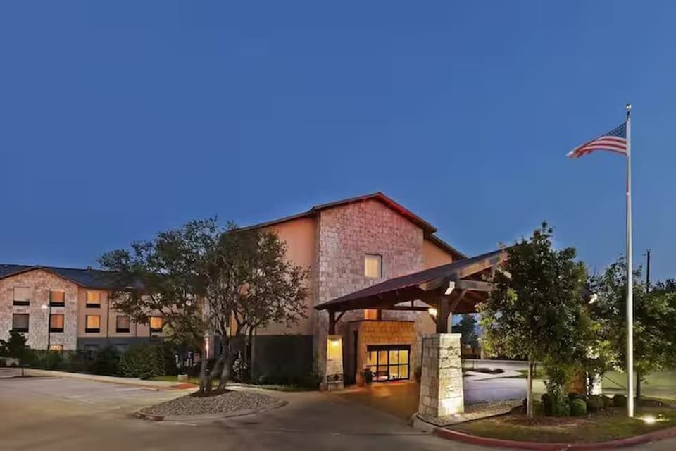 Hampton Inn, Lakeway 2 Queen Studio image 1