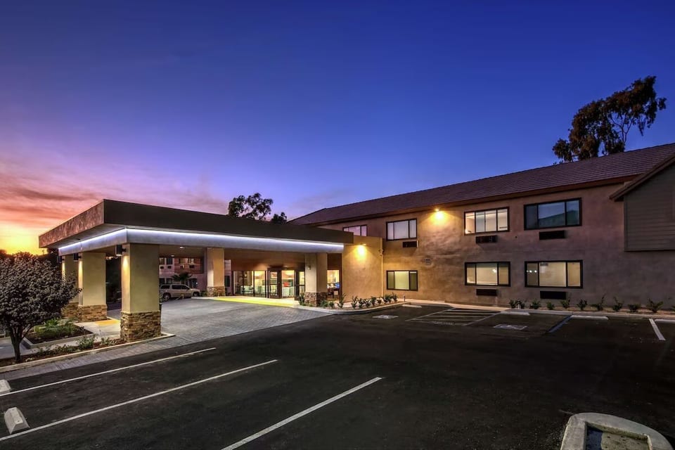 Cardiff Beach King Room w/ Breakfast, Gym & Pool image 1
