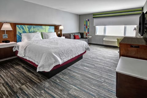 Cardiff Beach King Room w/ Breakfast, Gym & Pool image 2
