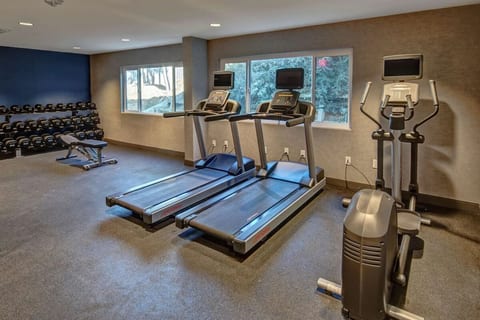 Cardiff Beach King Room w/ Breakfast, Gym & Pool image 5
