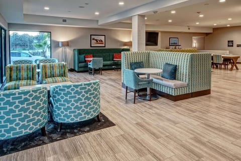 Cardiff Beach King Room w/ Breakfast, Gym & Pool image 4