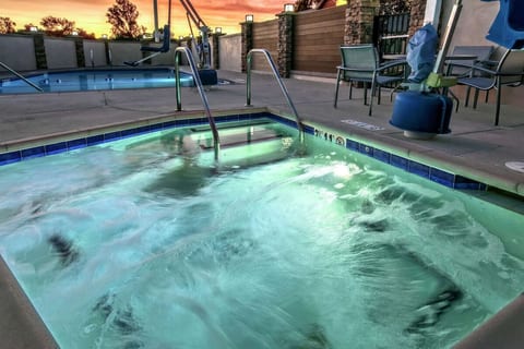 Cardiff Beach King Room w/ Breakfast, Gym & Pool image 3