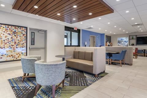 Hersheypark King Room | Breakfast and Gym image 3